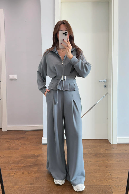 طقم رمادي واسع الساقين بتفاصيل حزام