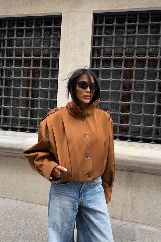 جاكيت بني فضفاض بياقة عالية وأزرار أمامية
