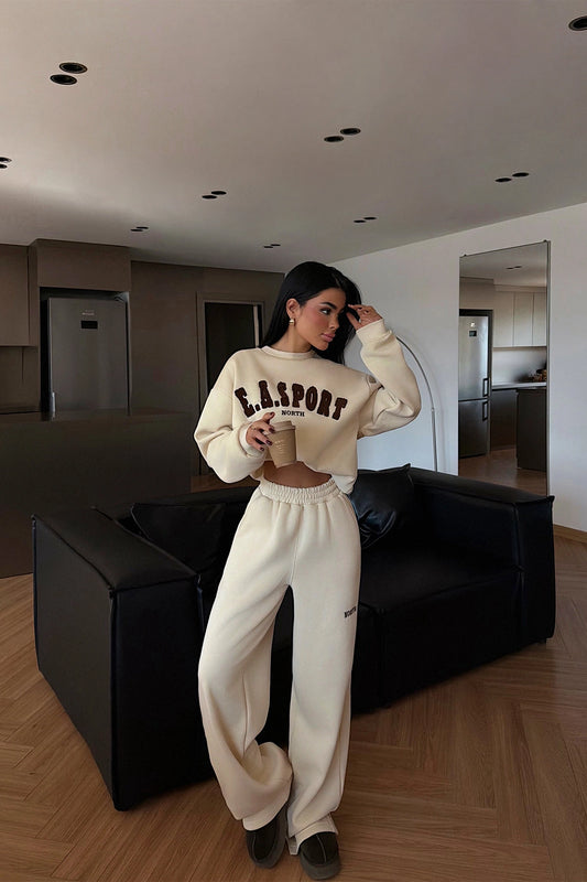 بدلة رياضية كريمية اللون