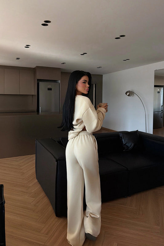 بدلة رياضية كريمية اللون