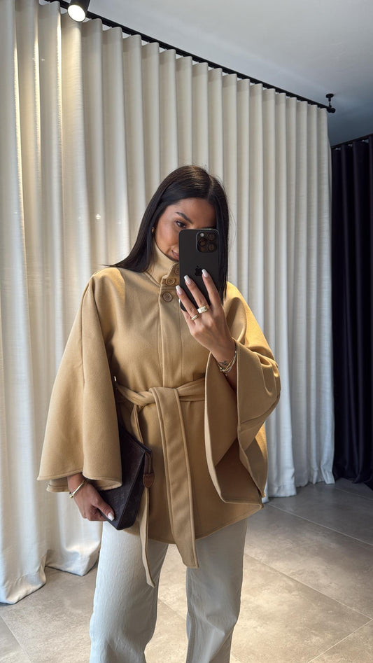 جاكيت بحزام مزين بتفاصيل أنيقة