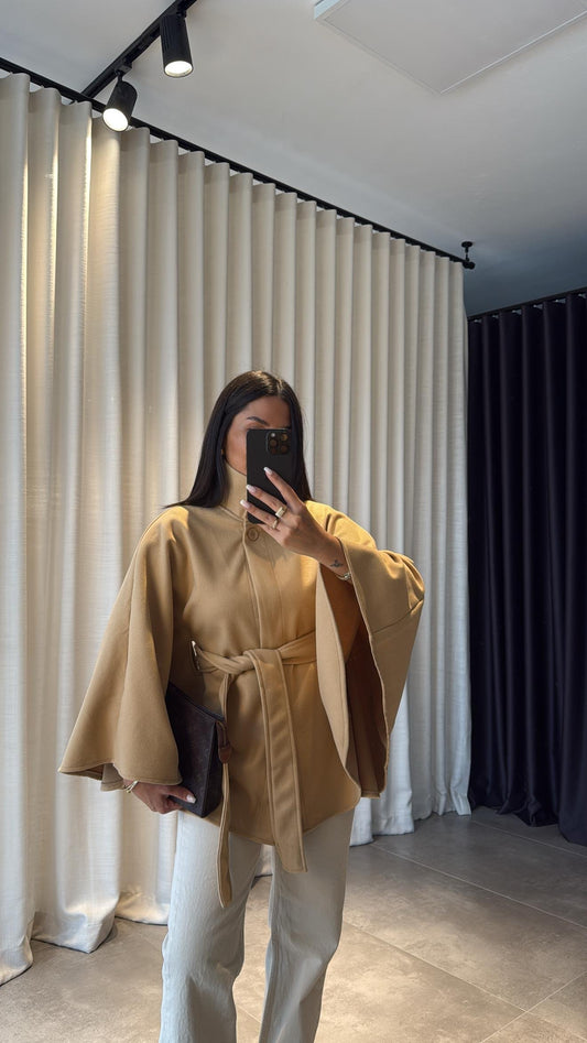 جاكيت بحزام مزين بتفاصيل أنيقة