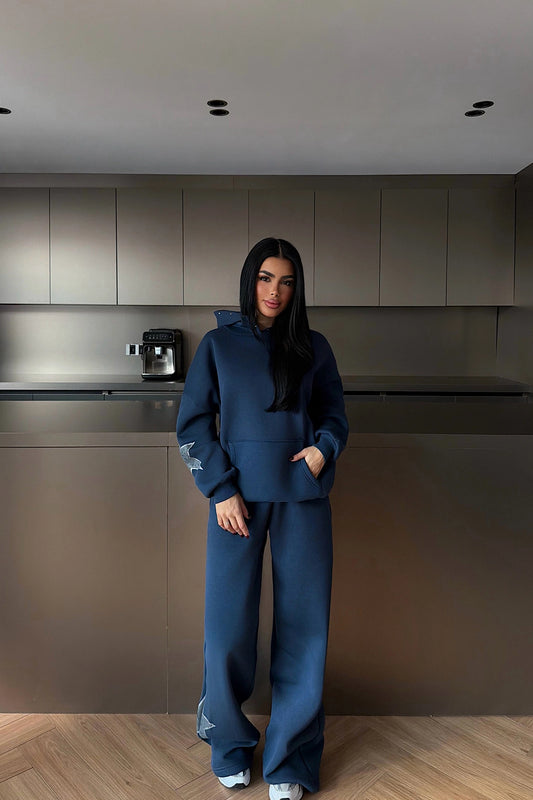 بدلة رياضية زرقاء داكنة بنجوم