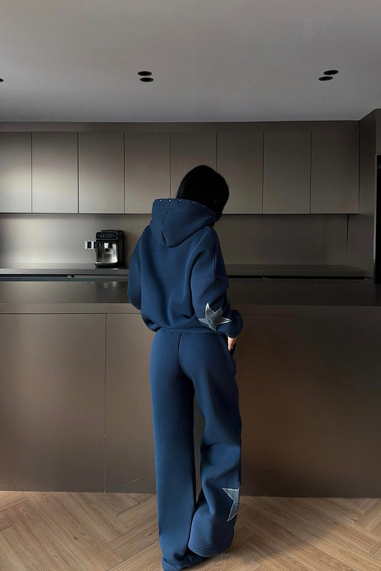 بدلة رياضية زرقاء داكنة بنجوم