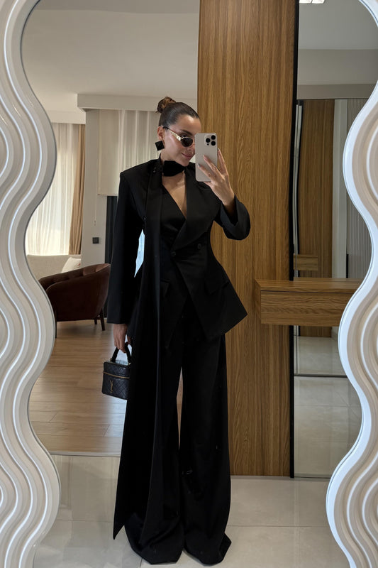 بدلة سوداء ضيقة عند الخصر