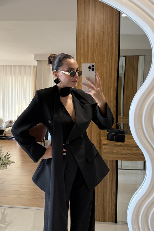 بدلة سوداء ضيقة عند الخصر