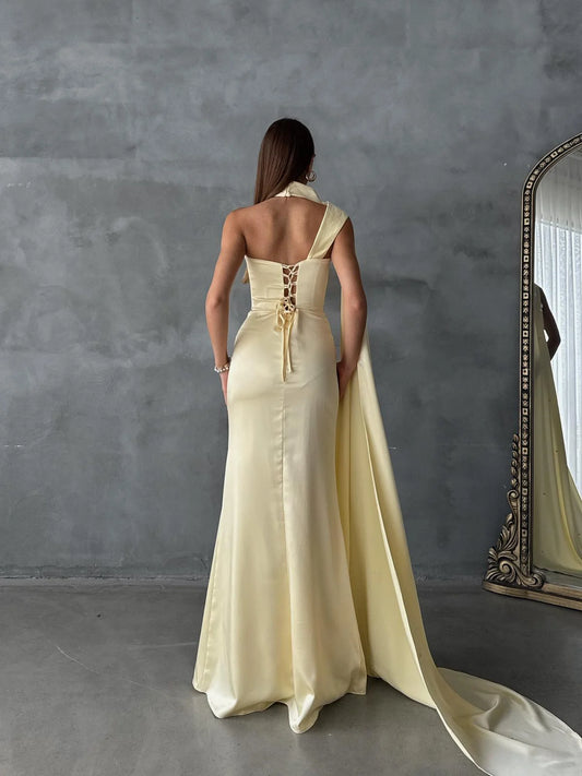 فستان سهرة أصفر بكتف واحد مزين بشال وتفاصيل غير متماثلة من الساتان