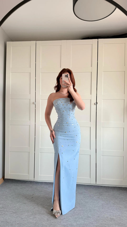 فستان سهرة فاخر بدون حمالات مرصع بالأحجار