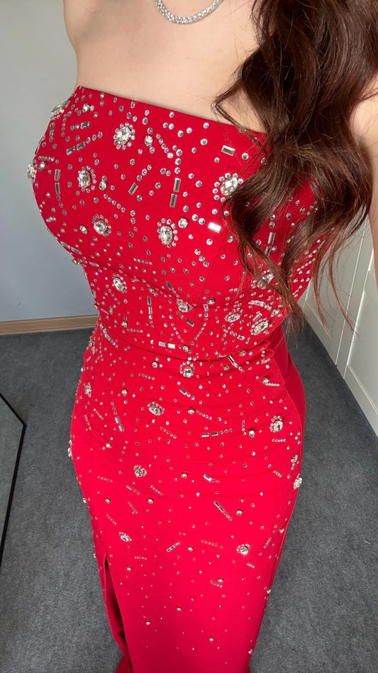 فستان سهرة فاخر بدون حمالات مرصع بالأحجار