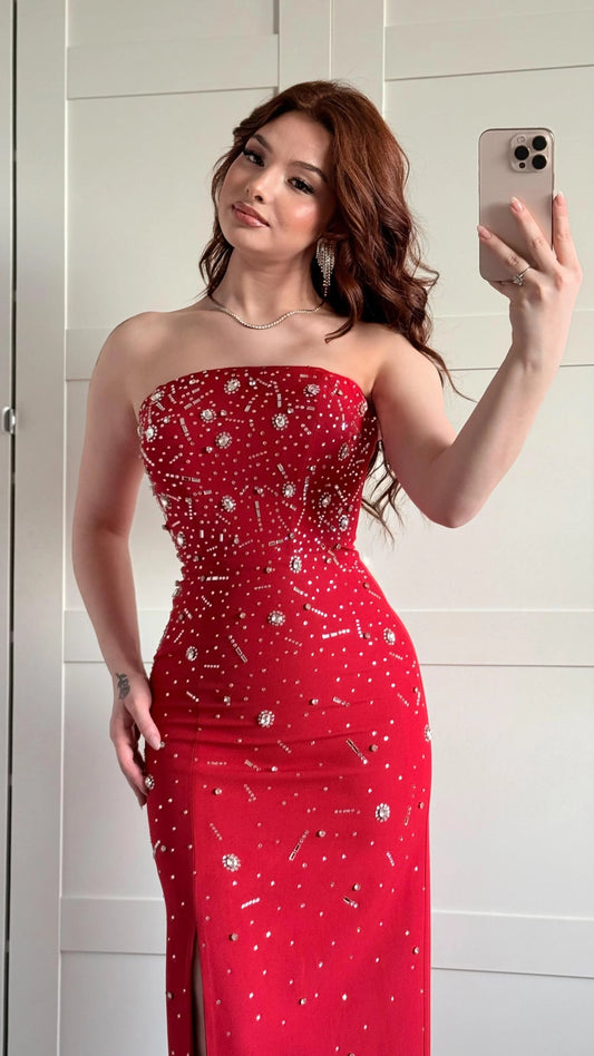 فستان سهرة فاخر بدون حمالات مرصع بالأحجار