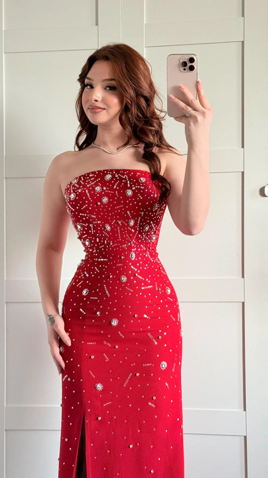 فستان سهرة فاخر بدون حمالات مرصع بالأحجار