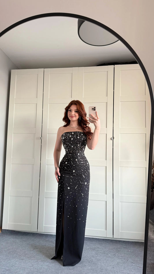 فستان سهرة فاخر بدون حمالات مرصع بالأحجار