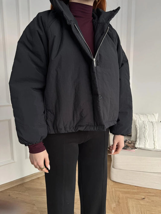 معطف أسود طويل الظهر بياقة واقفة