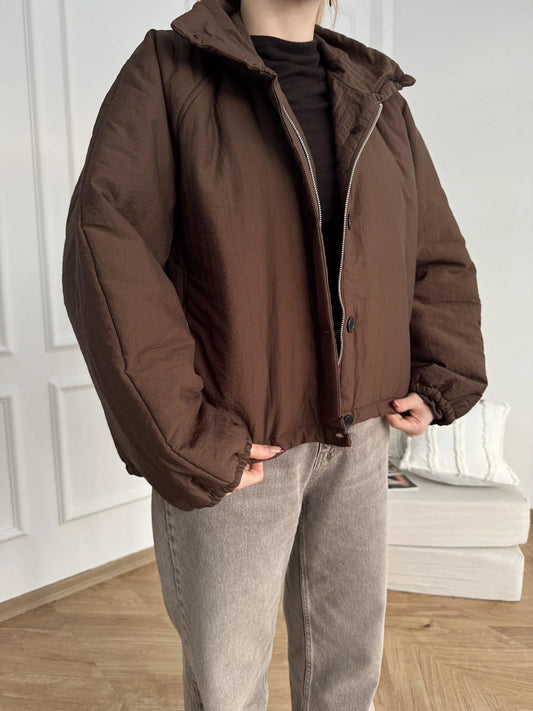 معطف بني طويل الظهر بياقة واقفة