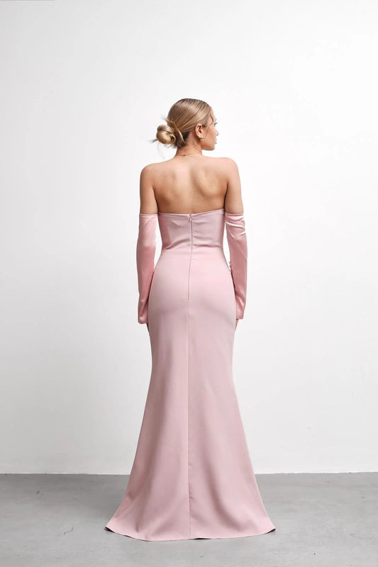 فستان سهرة بأكمام من الساتان الوردي الفاتح من علياء