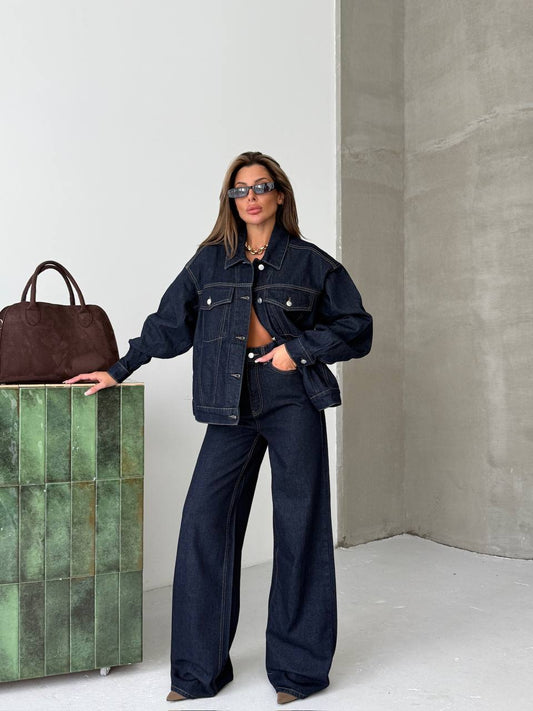 طقم جينز فاخر باللون الأزرق الداكن مزين بتفاصيل جيوب