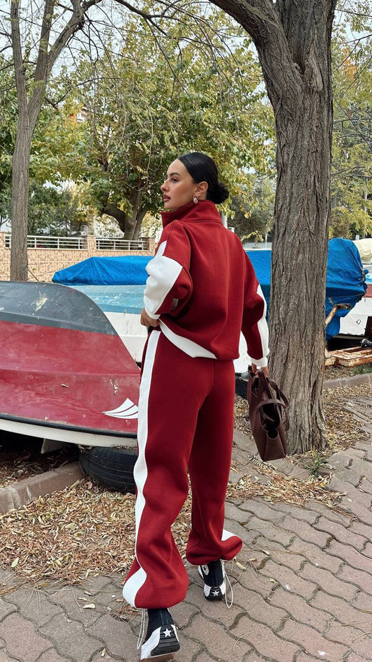 بدلة رياضية حمراء وبيضاء