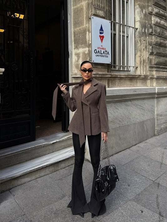 جاكيت كشمير فاخر بتصميم مبطن ومبطن بتفاصيل دقيقة، لون بني، مزين بشال