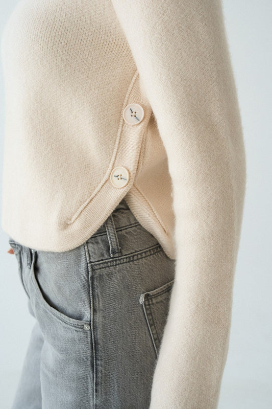 كنزة بياقة دائرية وأزرار على الجانبين