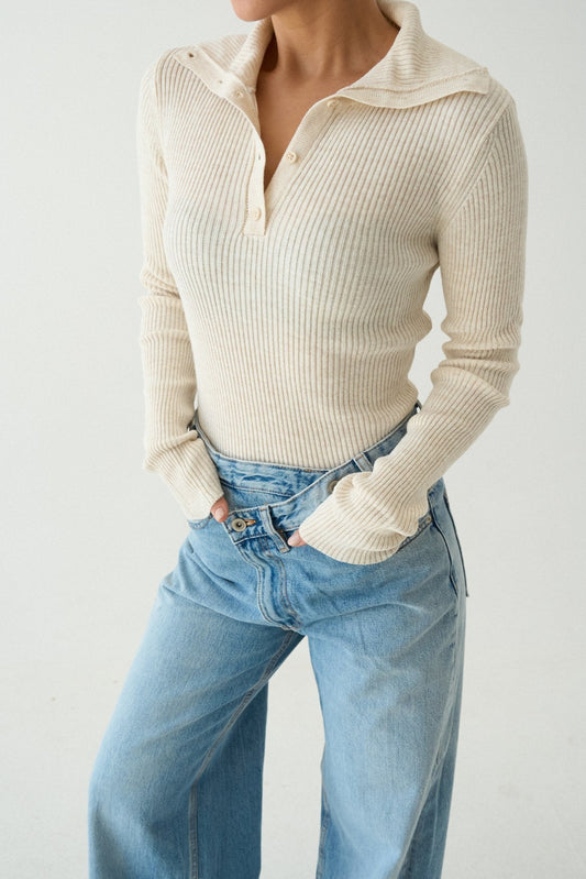 سترة محبوكة بأزرار على الرقبة