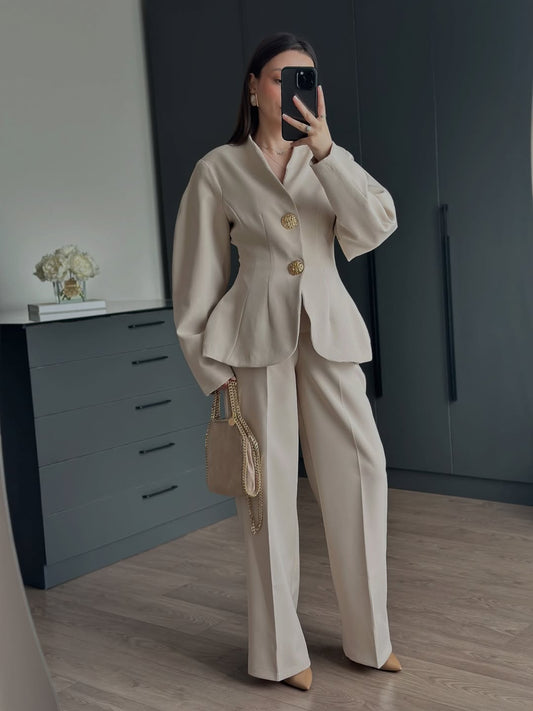 بدلة بيج بأكمام بالون وأزرار ذهبية