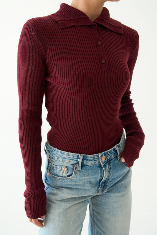 سترة محبوكة بأزرار على الرقبة