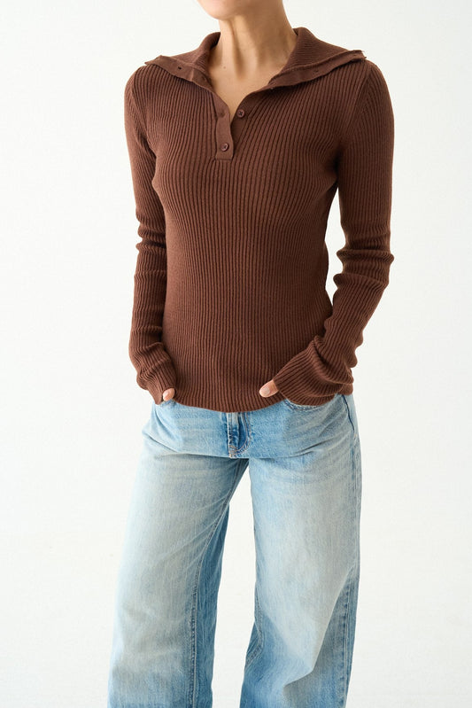 سترة محبوكة بأزرار على الرقبة