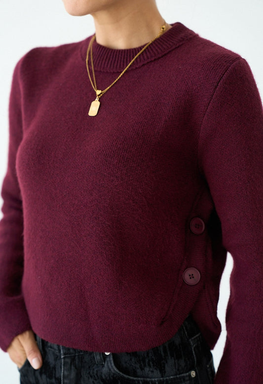 كنزة بياقة دائرية وأزرار على الجانبين