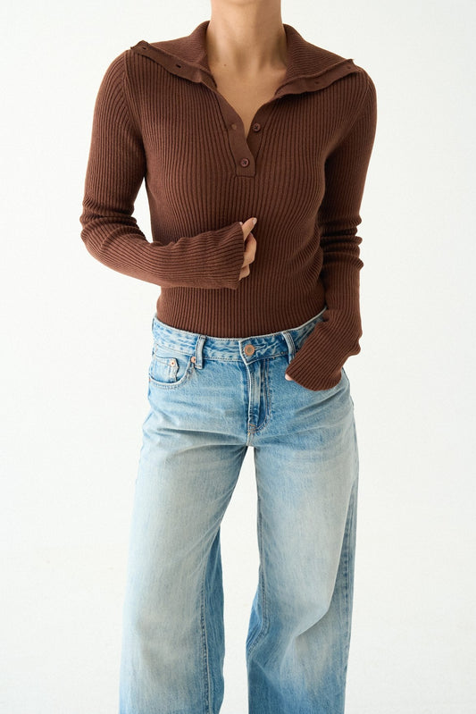 سترة محبوكة بأزرار على الرقبة