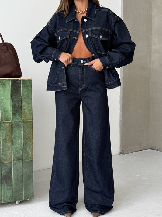 طقم جينز فاخر باللون الأزرق الداكن مزين بتفاصيل جيوب