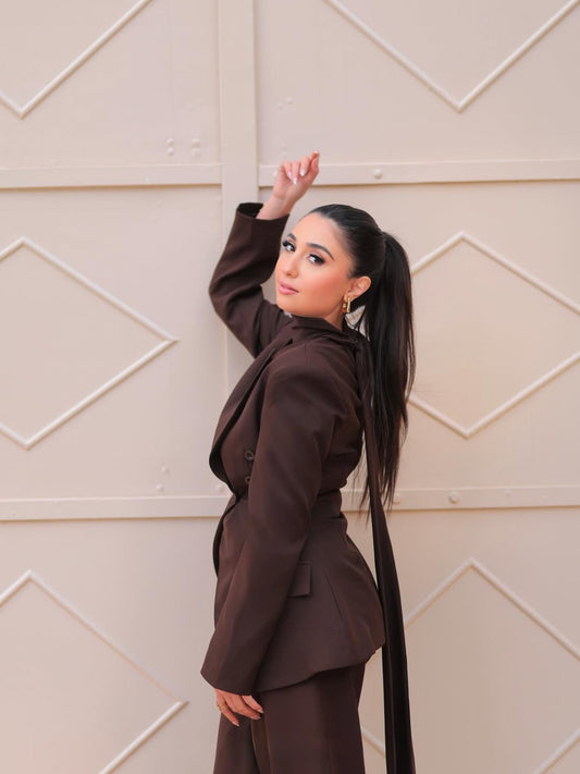 بدلة بنية ضيقة عند الخصر