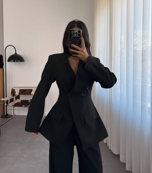 بدلة سوداء ضيقة عند الخصر