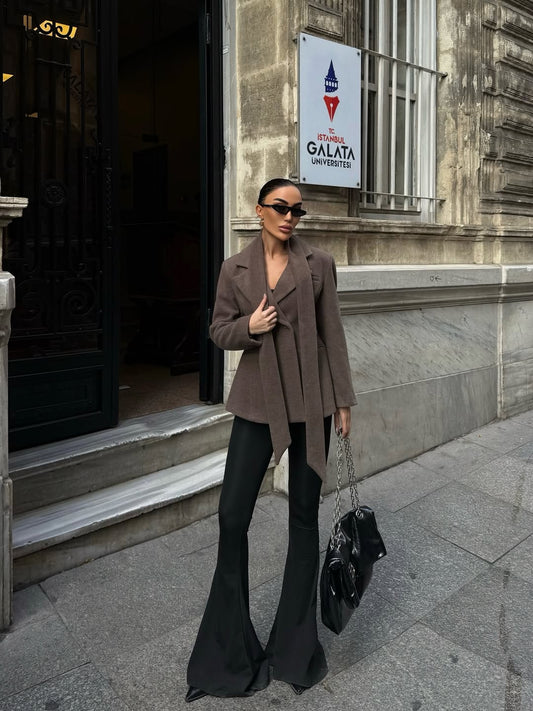 جاكيت كشمير فاخر بتصميم مبطن ومبطن بتفاصيل دقيقة، لون بني، مزين بشال