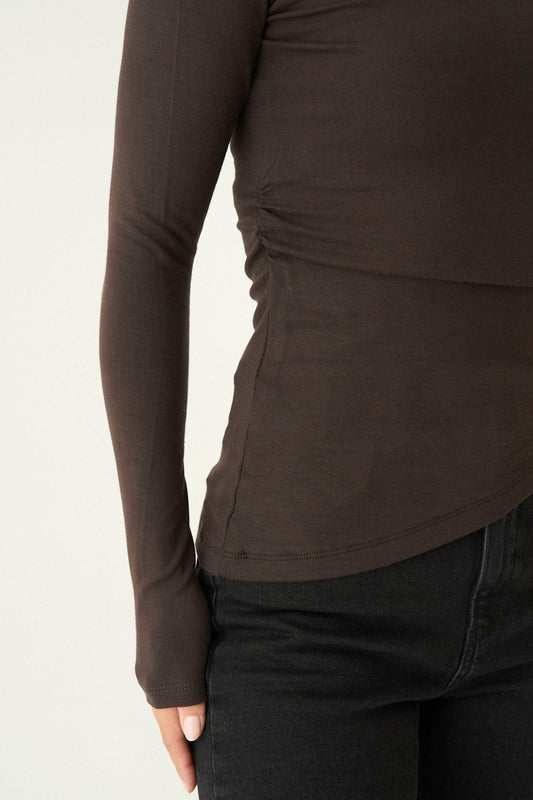 بلوزة طويلة الأكمام ضيقة بلون البرقوق الداكن