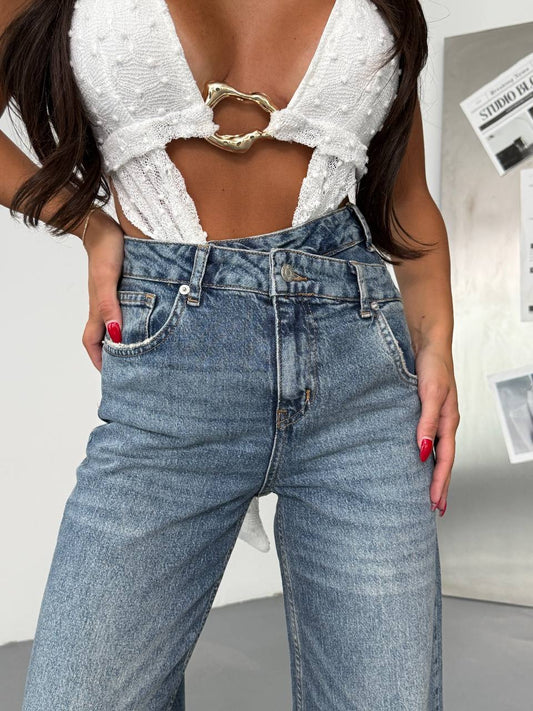SPECIAL DESIGN CROSS CLOSURE WAIST WIDE LEG COMFORT JEANS