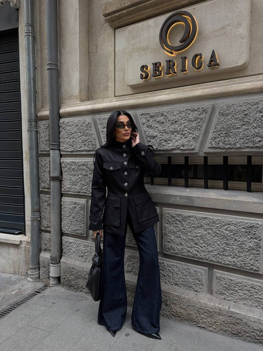 سترة سوداء بياقة عالية