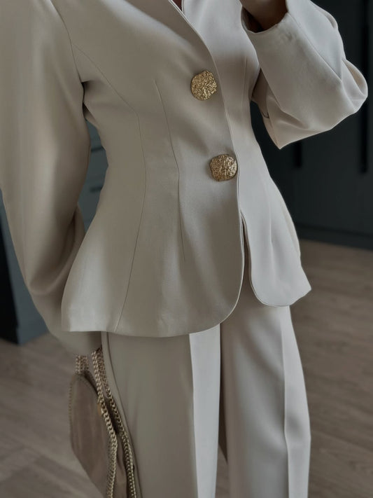 بدلة بيج بأكمام بالون وأزرار ذهبية