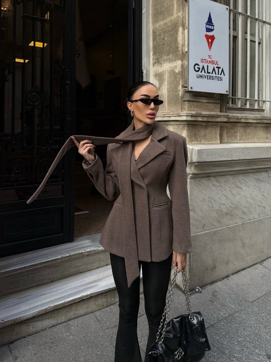 جاكيت كشمير فاخر بتصميم مبطن ومبطن بتفاصيل دقيقة، لون بني، مزين بشال