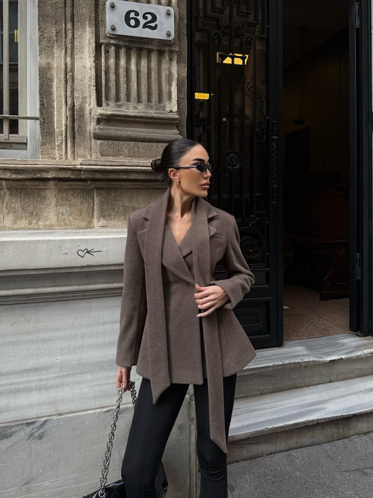 جاكيت كشمير فاخر بتصميم مبطن ومبطن بتفاصيل دقيقة، لون بني، مزين بشال