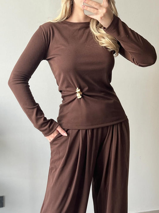طقم بني أنيق بأكمام طويلة