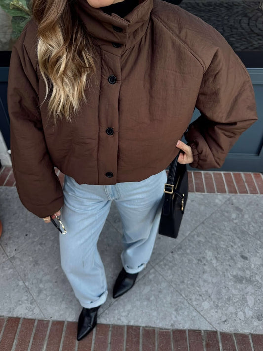 معطف بني طويل الظهر بياقة واقفة