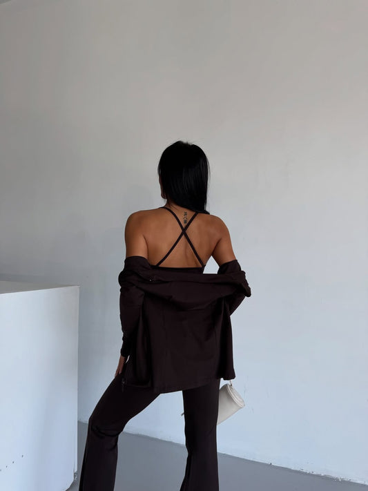 بدلة قطنية بنية اللون مكونة من ثلاث قطع