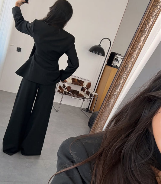 بدلة سوداء ضيقة عند الخصر