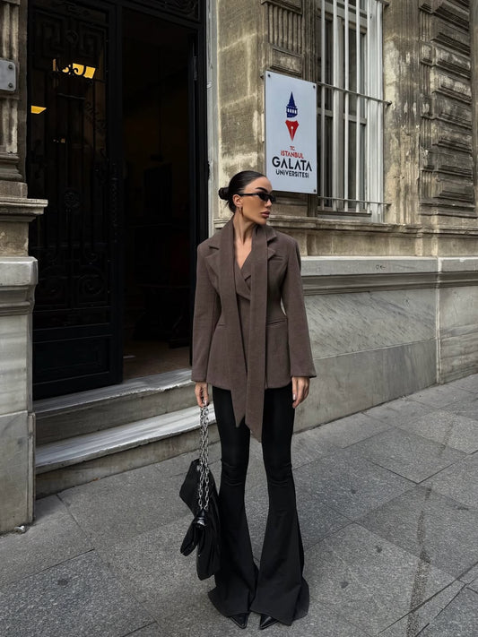 جاكيت كشمير فاخر بتصميم مبطن ومبطن بتفاصيل دقيقة، لون بني، مزين بشال