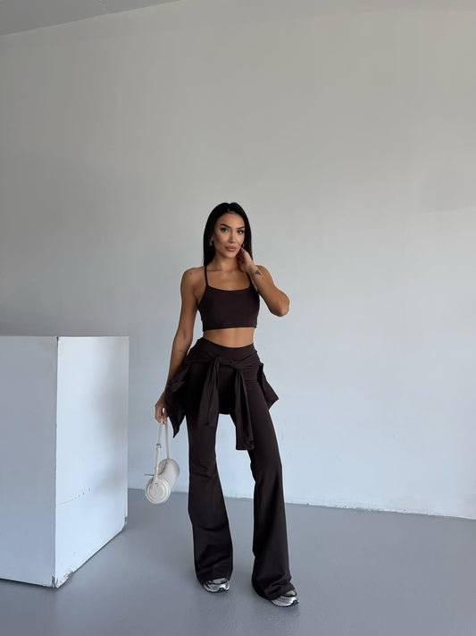 بدلة قطنية بنية اللون مكونة من ثلاث قطع