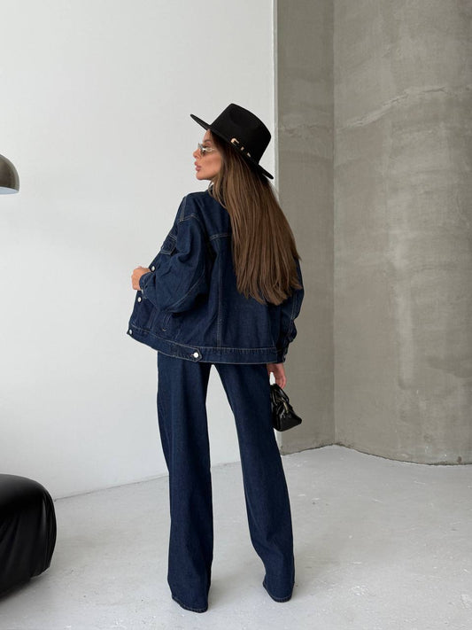 طقم جينز أزرق فاخر بتفاصيل جيوب