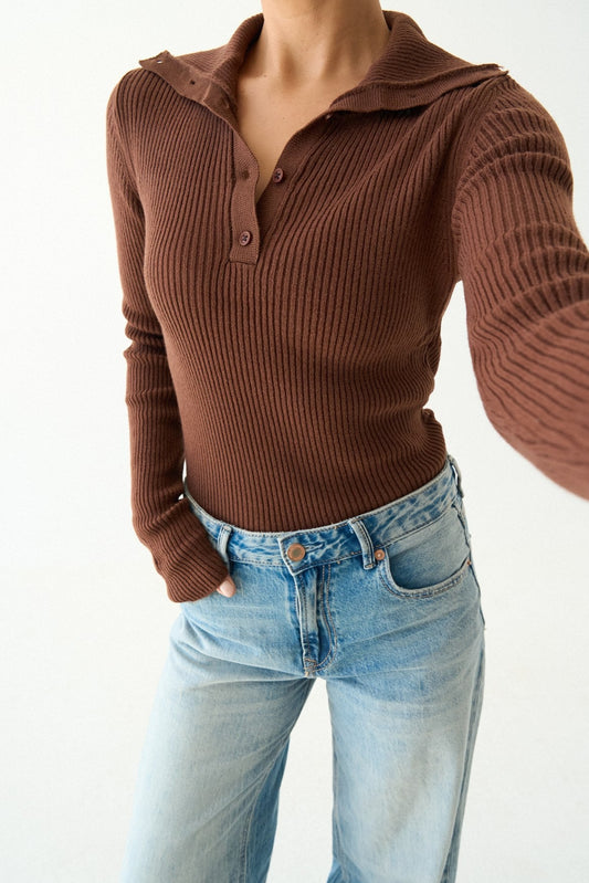 سترة محبوكة بأزرار على الرقبة