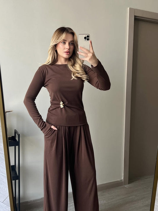 طقم بني أنيق بأكمام طويلة