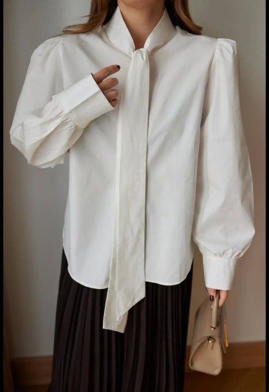قميص أبيض بأكمام طويلة وقصة هالتر