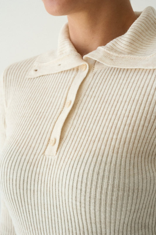 سترة محبوكة بأزرار على الرقبة